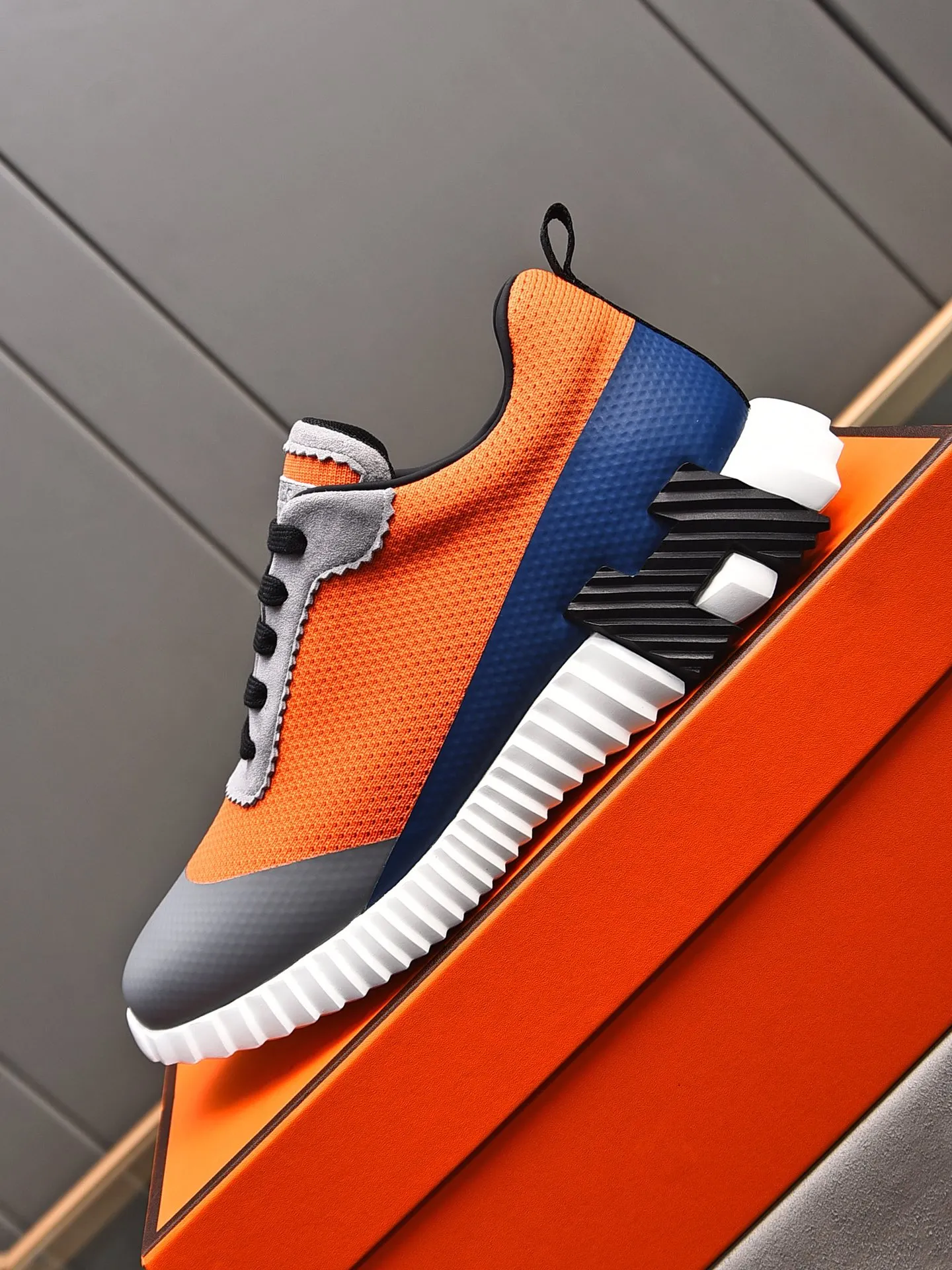 PP600【Hermes】fe new arrival~New Bouncing sneakers are the most comfortable shoes from Hermès. They are extremely light on the feet and look great. You won’t feel tired even when you go shopping and running around. 👍Very light and comfortable. Extremely light. Perfect for both sports and leisure. The feeling of stepping on them is great! It’s up to you to choose, there’s always what you want~ ✔️Fabric: Imported first-layer cowhide + high-elastic fly weave ✔️Inner lining: Imported water-dyed cow lining ✔️Outsole: Seamless combination of IP+TPU (multi-color letters) German technology irradiation machine ✔️Code number: Male 38-44 (45 customized)